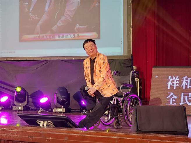 旺旺文教基金会、中国时报、中国电视发起的「让奉献成为一种荣耀」公益演唱会，今（5日）下午在虎尾镇公所演出，阿吉仔开场演唱「命运的吉他」，观眾们举着旺旺友联现场赠送的LED三用萤光笔沉浸在他雄厚的歌声中，还全体大合唱「我比别人卡认真、我比别人卡打拚」，气氛非常嗨。（周丽兰摄）