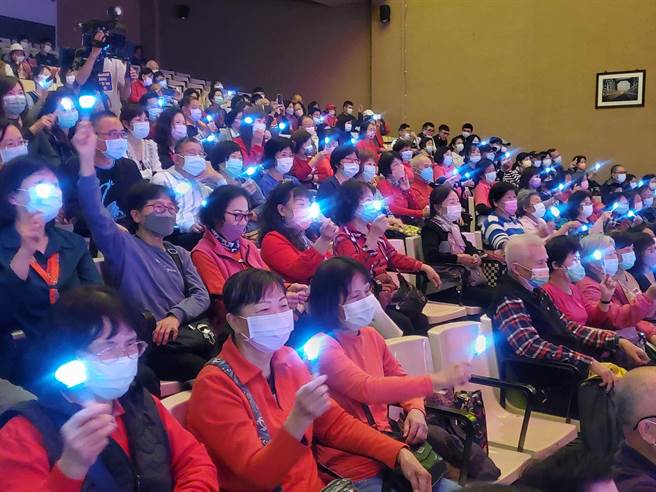 觀眾們舉著旺旺友聯現場贈送的LED三用螢光筆沉浸在美妙的歌聲中。（周麗蘭攝）