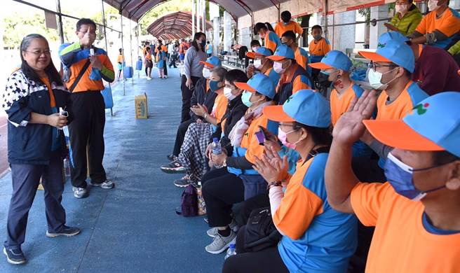 南投縣適性體育競賽，教育處副處長王淑玲（左）為選手加油。（南投縣政府提供／廖志晃南投傳真）