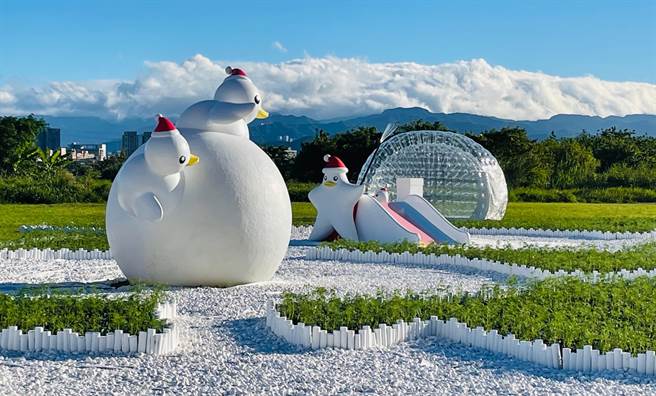 新北市三重鸭鸭公园地景艺术展5日开展，以「星空祈愿暖心过冬」为主题，充满浓浓的耶诞风。（新北市水利局提供／叶书宏新北传真）