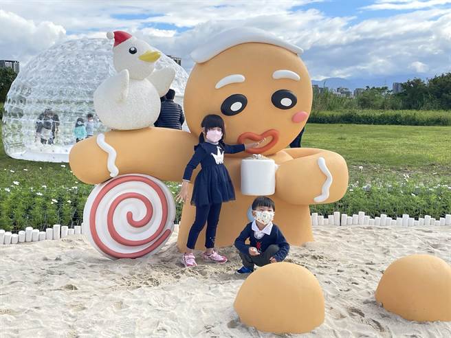 新北市三重鸭鸭公园地景艺术展5日开展，以「星空祈愿暖心过冬」为主题，充满浓浓的耶诞风。（新北市水利局提供／叶书宏新北传真）