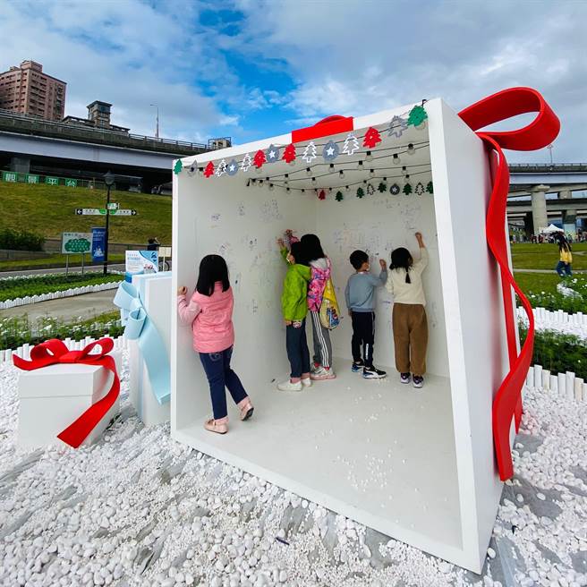 新北市三重鸭鸭公园地景艺术展5日开展，以「星空祈愿暖心过冬」为主题，充满浓浓的耶诞风。（新北市水利局提供／叶书宏新北传真）