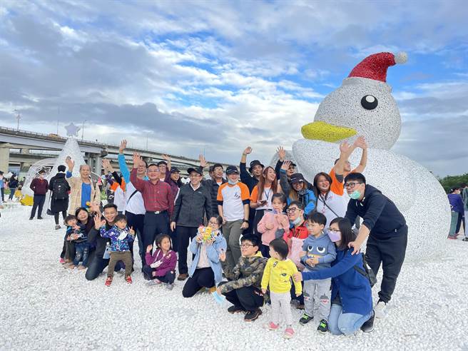 新北市三重鸭鸭公园地景艺术展5日开展，以「星空祈愿暖心过冬」为主题，充满浓浓的耶诞风。（新北市水利局提供／叶书宏新北传真）