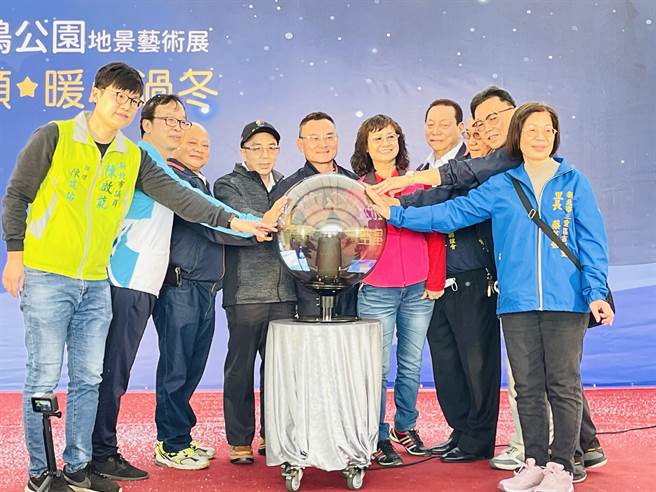 新北市三重鸭鸭公园地景艺术展5日开展，以「星空祈愿暖心过冬」为主题，充满浓浓的耶诞风。（新北市水利局提供／叶书宏新北传真）