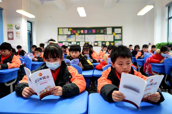 生養與教育負擔太重，是大陸出生率快速下滑的主因。（圖／新華社）