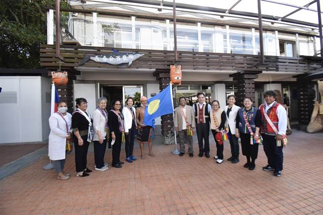 帛琉共和國前總統暨雅拉爾德州（Ngaraard State）傳統領袖雷蒙傑索（左6），今特別參訪花蓮縣豐濱鄉，深刻體會台灣與帛琉是共享海洋與文化的兄弟姊妹。（豐濱鄉公所提供／羅亦晽花蓮傳真）