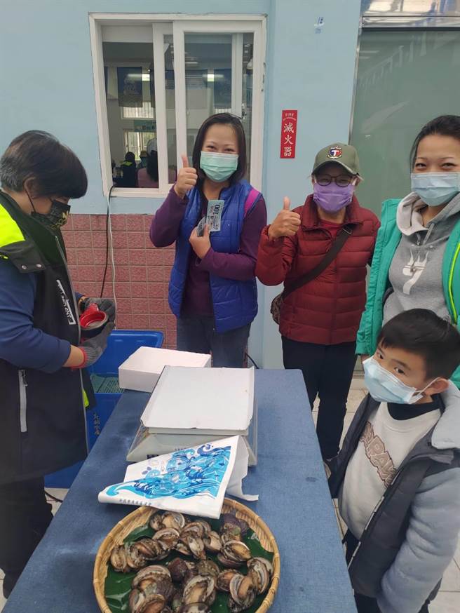 新北市贡寮区渔会于今（5日）在澳底渔港举办好吃又好玩的「鲍吃鲍游，轻旅东北角」贡寮鲍产地活动。（渔业处提供）