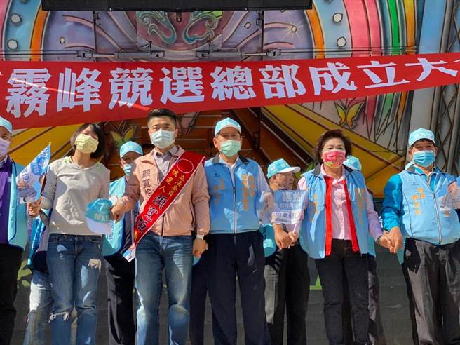 国民党参选人顏宽恒5日成立雾峰竞选总部，支持者热情喊「冻蒜」。（读者提供／张妍溱台中传真）
