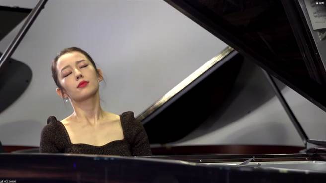 钢琴家吉娜．爱丽丝自小学琴，她表示曾经觉得音乐道路有点孤独，但是音乐让她认识很多好朋友。（环球音乐提供）