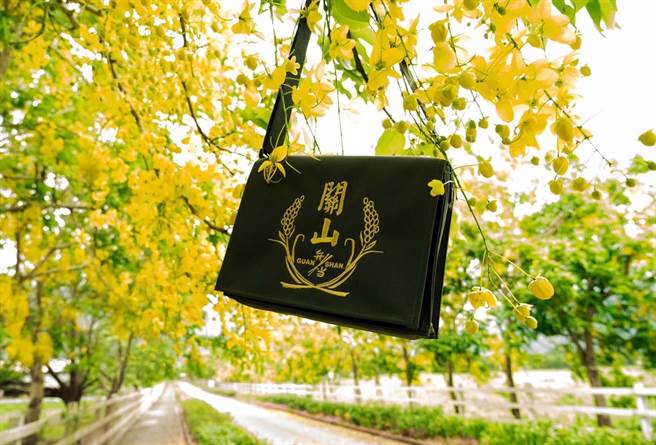 只放便当不放书的放牛班关山书包，在美国华人街商店也看得到。（邱志宏提供）