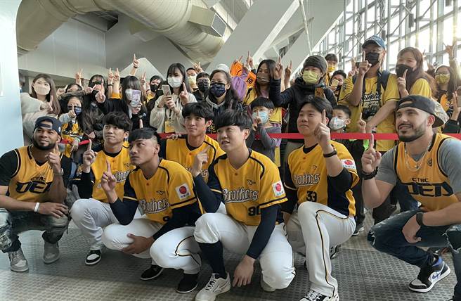 中信兄弟球員王威晨、江坤宇、詹子賢、陳文杰、吳俊偉、羅傑斯、象魔力到新莊體育館。（毛琬婷攝）
