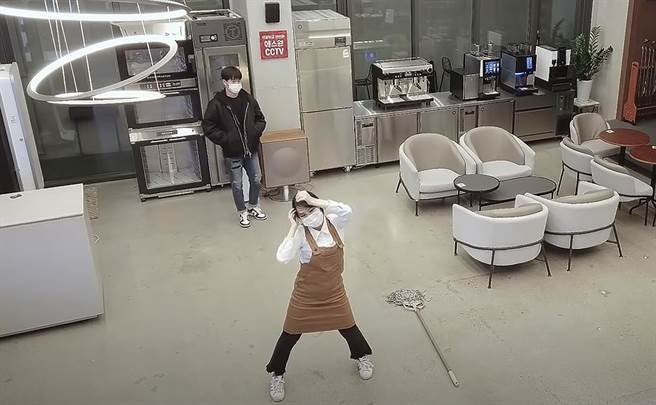 女店员随着音乐扭腰摆臀，殊不知这幕被默默进入店里的老板全看在眼里。（图片翻摄自YouTube／효크포크 Krazy girl）