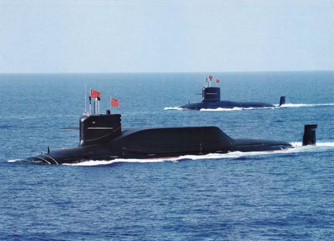 中共094型核潛艇上浮航通過台海其實並無太多玄機和深意，真正原因只有一個，就是「台海太淺了」。（圖／中國軍網）