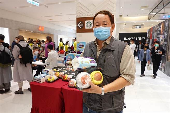 大賣場開打疫苗，遠百花蓮店5日開打還送蘋果、衛生紙吸引數百人前往施打。（圖／遠百提供）
