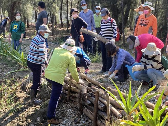 透过枝梢材、非贵重木的漂流木等自然素材搭建融入原始环境的护坡。（嘉义林管处提供∕吕妍庭嘉义传真）