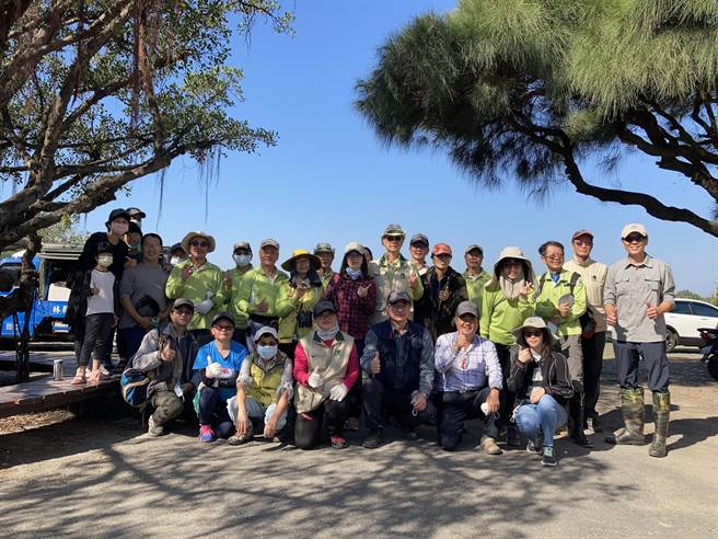 今由刚自总统蔡英文手中接下总统文化奖「在地希望奖」的千里步道协会副执行长徐铭谦指导嘉义林管处、好美里社区发展协会共40多人手工方式维护步道。（嘉义林管处提供∕吕妍庭嘉义传真）