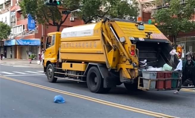 有民眾分享鄰居們空拋垃圾的慢動作影片，結果一袋藍色垃圾讓近萬網友被笑翻。（圖／翻攝臉書社團爆廢公社）