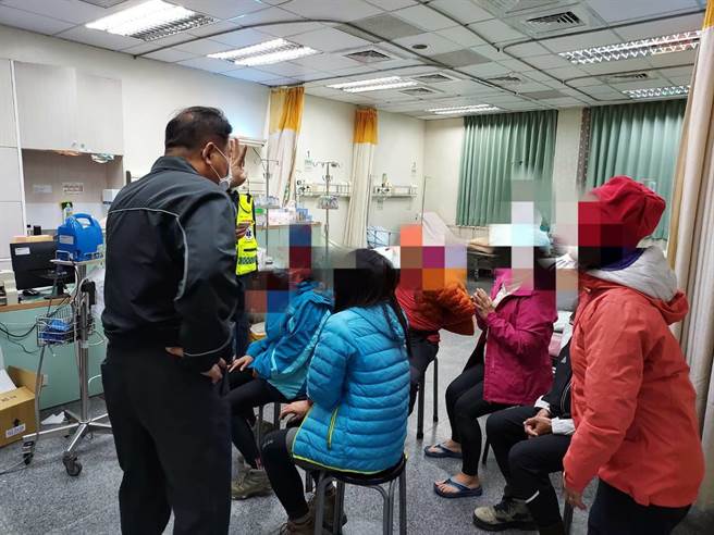 9名登山客在橫嶺山登山步道隧道旁疑被虎頭蜂螫傷，消防人員緊急將他們送醫。（台中市消防局提供）