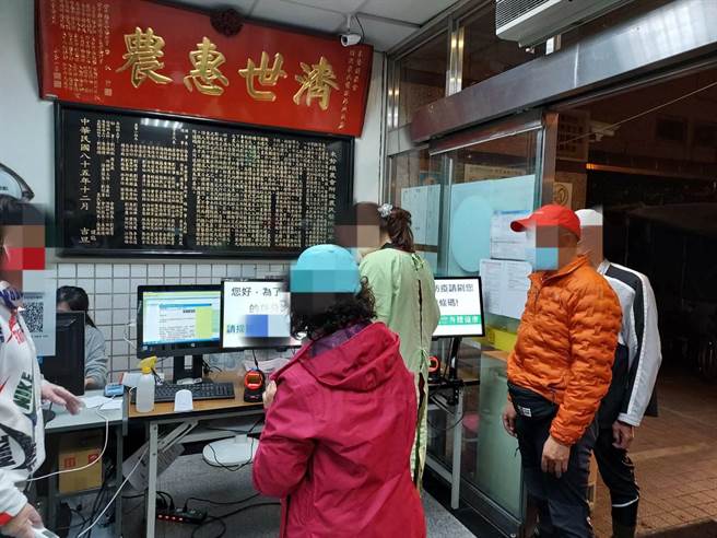 9名登山客在橫嶺山登山步道隧道旁疑被虎頭蜂螫傷，消防人員緊急將他們送醫。（台中市消防局提供）