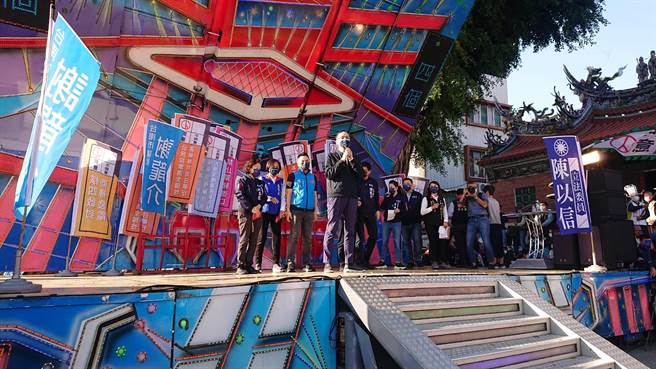 国民党主席朱立伦批评民进党培养暗黑网军治国，要求蔡英文脱下网军魔戒。（程炳璋摄）