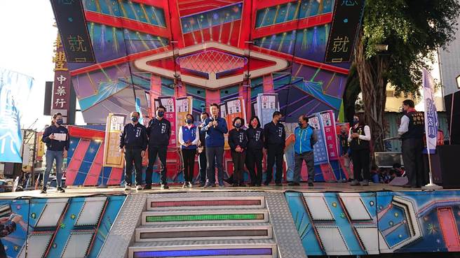 广播名嘴赵少康讽刺蔡英文总统是陆、海、空、网4军统帅。（程炳璋摄）