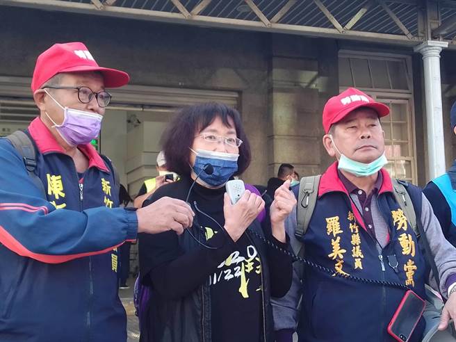 知名作家朱天心（中）關注秋鬥行腳，也參與竹苗路程，用行動表達對公投的態度。（秋鬥提供／邱立雅竹市傳真）