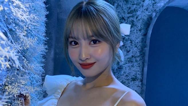 TWICE MOMO近日在IG上公开造型侧拍，大秀火辣好身材。（图／IG@twicetagram）