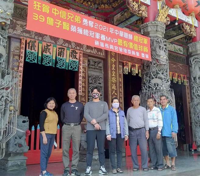 中信兄弟詹子賢（左三）展開還願之旅。（圖取自台南市安定區蘇厝長興宮 十二行瘟王臉書）