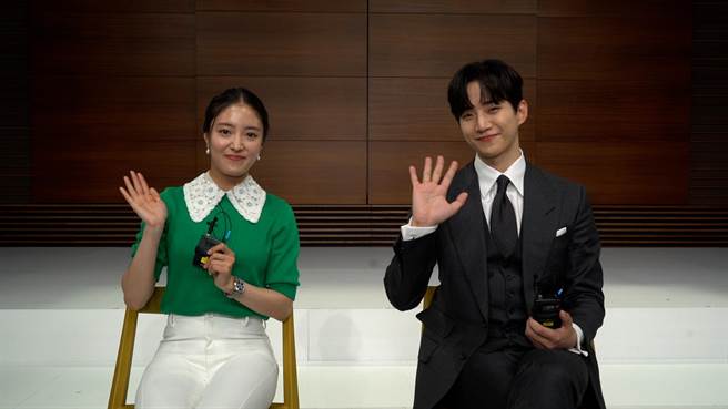 俊昊（右）与李世荣向台湾观眾问好。（friDay影音提供）