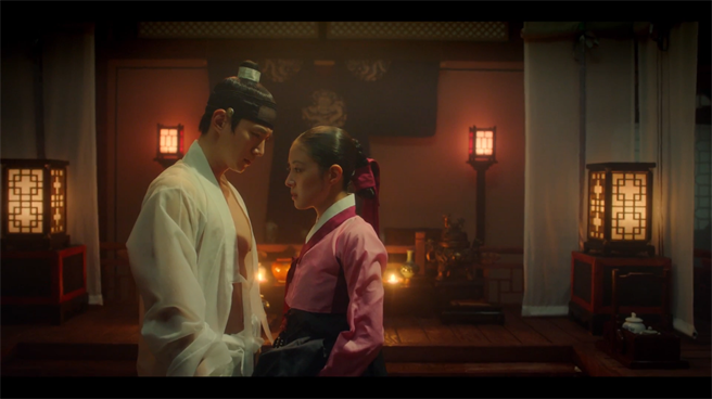 俊昊（右）入浴戏令观眾看得脸红心跳。（friDay影音提供）