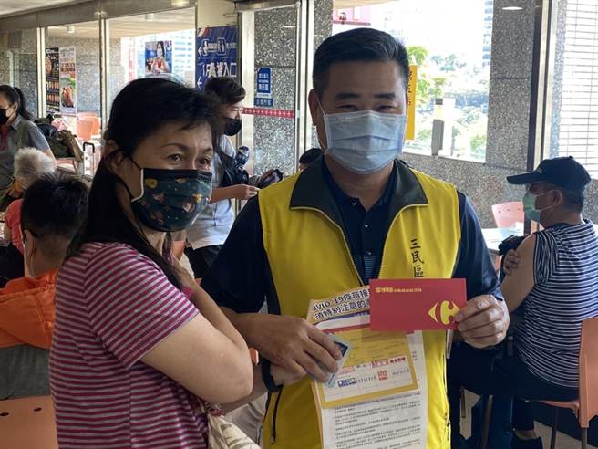 之前高雄施打疫苗，市府卫生局提供每天前20位65岁以上长者，与第一次施打疫苗者200元家乐福礼券。（家乐福提供）