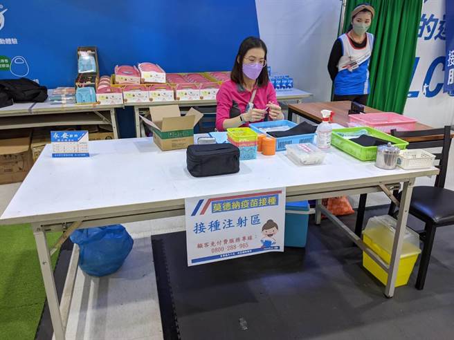 配合中央疫情规范，卖场成为疫苗施打站。（家乐福提供）