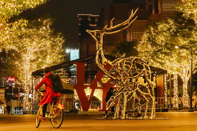 已故雕塑家楊英風作品《梅花鹿》被矗立在台北市101大樓廣場，成為耶誕節應景的顯著裝置。（黃子明攝）