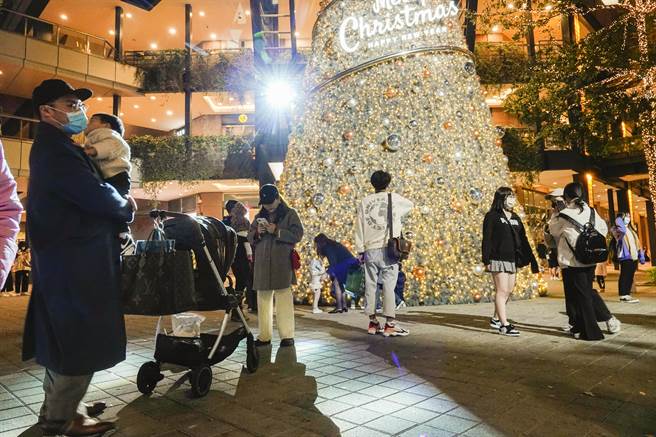 信義區人行步道區設置大型耶誕樹，讓市區景觀充滿節慶氛圍。（黃子明攝）