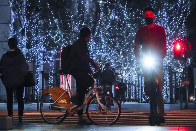 台北市忠孝東路人行道樹掛滿LED燈串，有如點點星空。（黃子明攝）