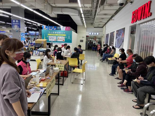 台南市衛生局周末2天在4處據點推出莫德納疫苗隨到隨打，明後天也將持續於台南火車站、台南文化中心接續提供接種服務。(台南市衛生局提供／曹婷婷台南傳真)