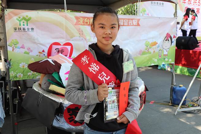 家扶女孩陳妍安課後剪茄芷袋線頭貼補家用，獲推薦為孝悌兒童。（劉秀芬攝）