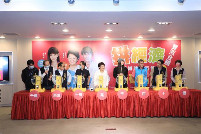 台中购物节活动到12月9日截止，最大奖是价值千万的精品好宅，预计在12月21日冬至当天抽出幸运得主。(图/中时新闻网摄)