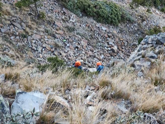 苗栗县32岁顏姓女山友攀登品田山疑不慎坠谷身亡，新竹县消防局搜救人员将遗体拖拉上山。（新竹县消防局提供／罗浚滨新竹传真）