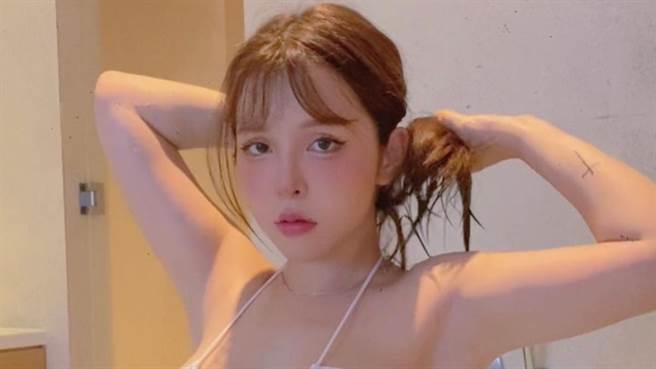 陳香菱近日在IG上曬出練習衝浪時的側拍畫面引起網友熱議。（圖／IG@30zz.z）