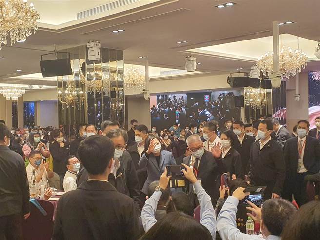 总统蔡英文今出席药师公会会员代表大会时不忘四大公投，呼吁药师们应带领社会做出最好的决定。（陈人齐摄）