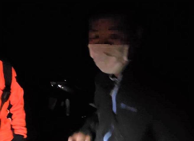 千度近视的何男独自登山，因摔飞眼镜求救119才得以安全回家。(读者提供／刘秀芬台南传真)