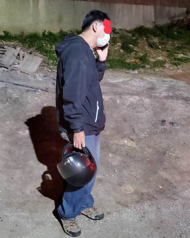 千度近视的何男独自登山，因摔飞眼镜求救119才得以安全回家。(读者提供／刘秀芬台南传真)