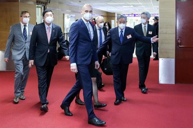 斯洛伐克经济部政务次长葛力克（前中）率团搭乘专机于5日晚间抵台访问，专机停靠B9登机门，访团成员由外交部的安排自国宾门礼遇入境通关。（陈麒全摄）