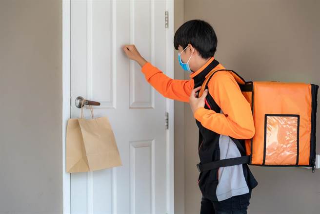 一名博士学歷、担任华语文教师的女子，跟外送员说邻居被隔离遭告。（示意图，达志影像/shutterstock）