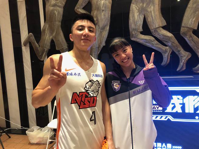 国体杨承（左）、辅仁高中女篮杨乔兄妹义守大学相见欢。（大专体总提供）