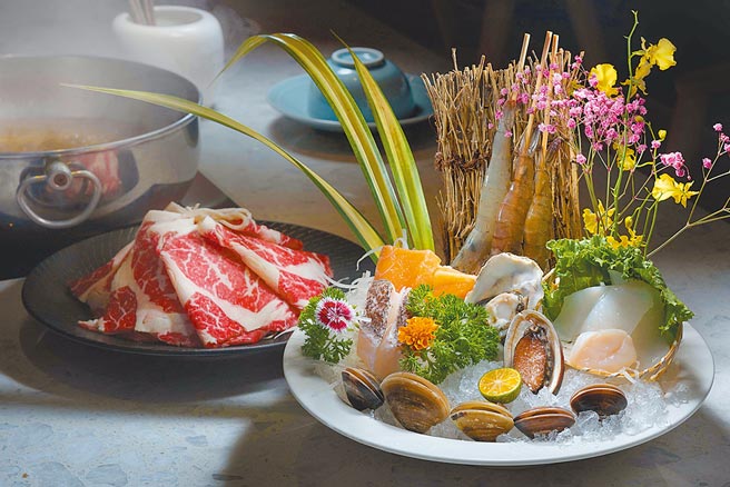 Smile One提供的剥虾及生蚝去壳的桌边服务，顾客体验吃海鲜不沾手的尊荣。图／高雄福华大饭店提供