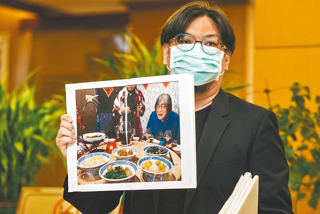 馬文鈺公布PChome集團董事長詹宏志與林秉樞飯局照片，稱詹根本是惡魔幫凶。（郭吉銓攝）