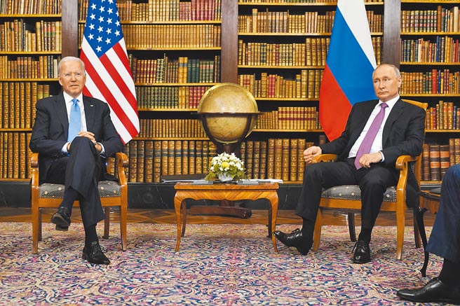 美国总统拜登（左）表示，不接受俄国总统普丁（右）在乌克兰问题上画「红线」。（美联社）