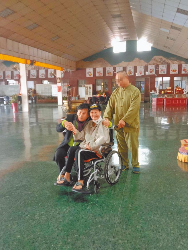 眭澔平（左）深入龙发堂，与堂眾们一起生活，完成〈来去龙发堂〉纪实作品，荣获2021年时报文学奖。图为眭澔平近日重回龙发堂探望心贤师父（中）。（眭澔平提供）